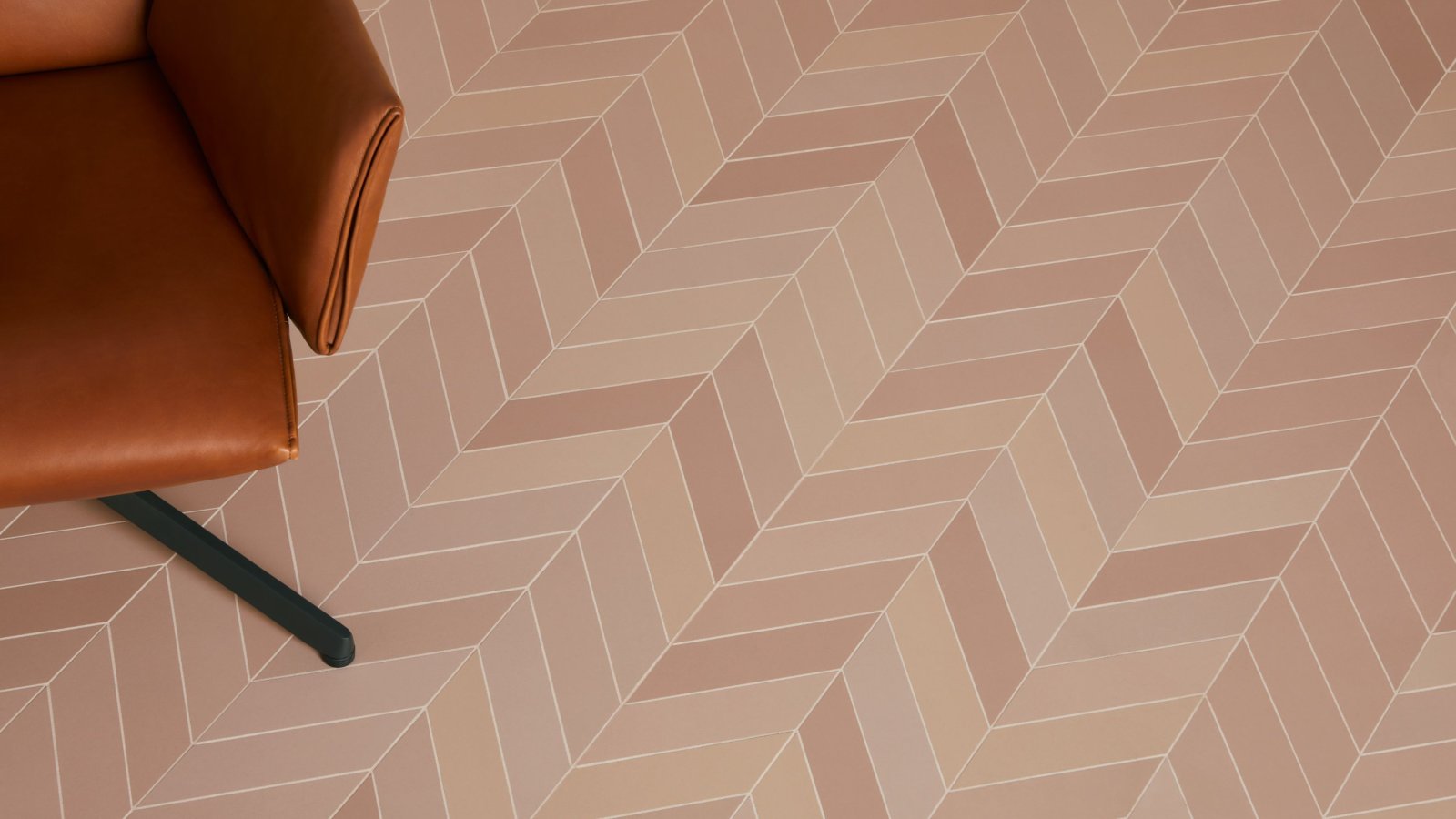 회의실 벽을 덮은 Fog 색상 바버 앤 오스거비 디자인 Mews 타일