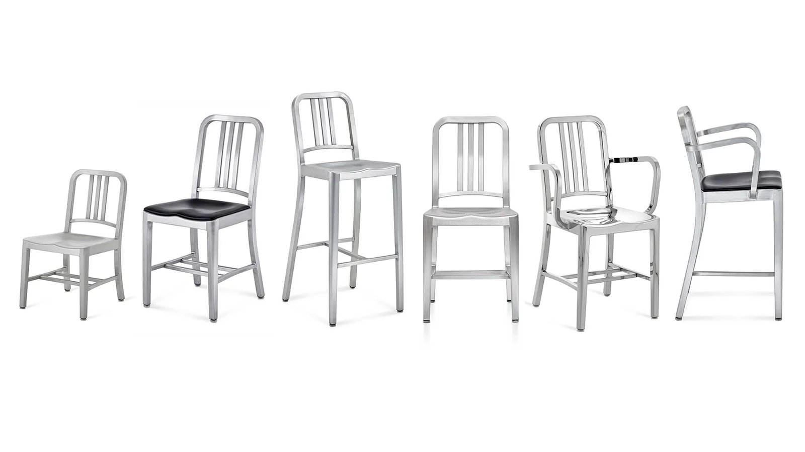 식탁을 둘러싼 Emeco Navy 1006 브러시드 알루미늄 디자인 의자