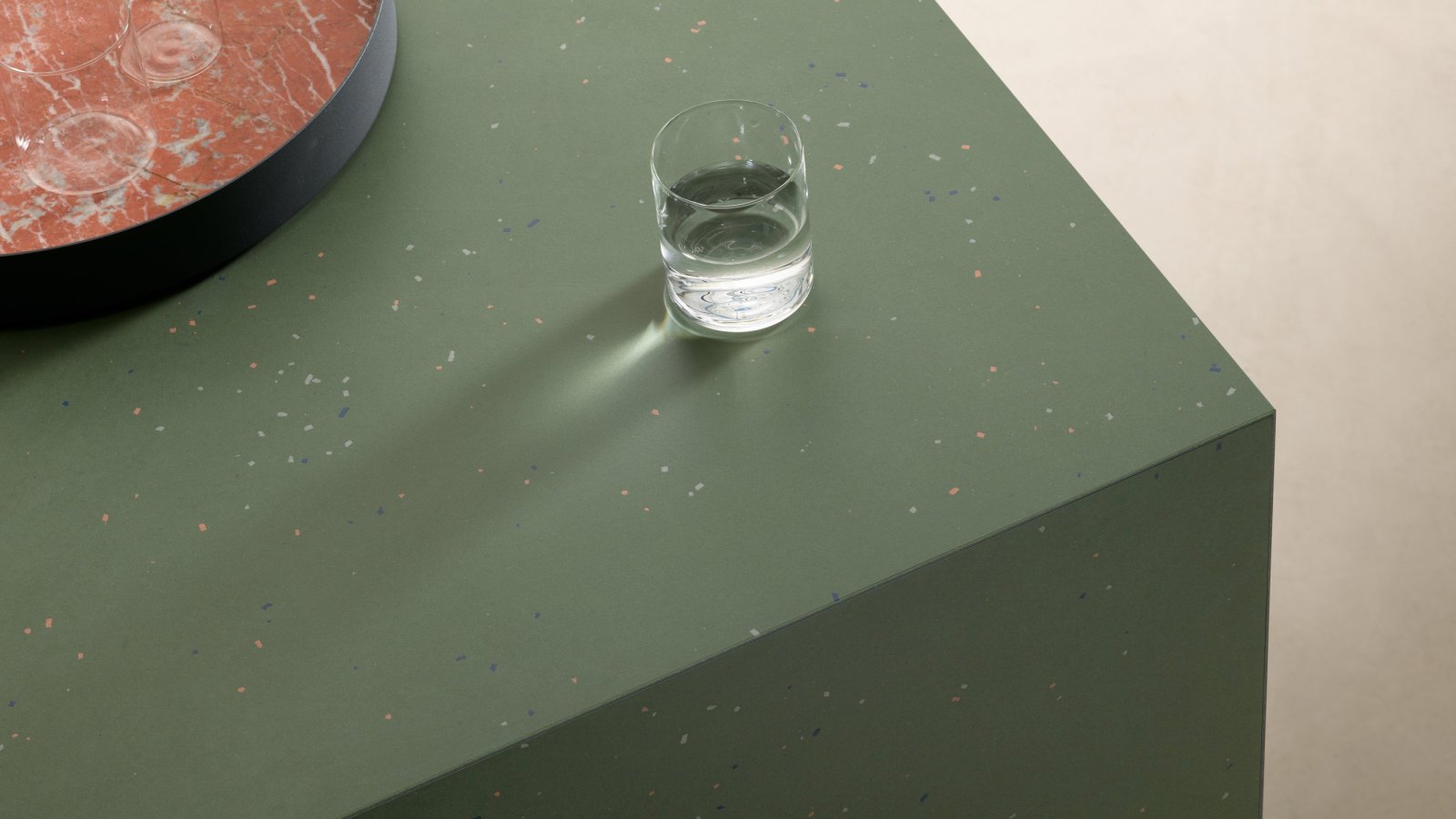 세라믹 조각이 박힌 Mutina Primavera 표면