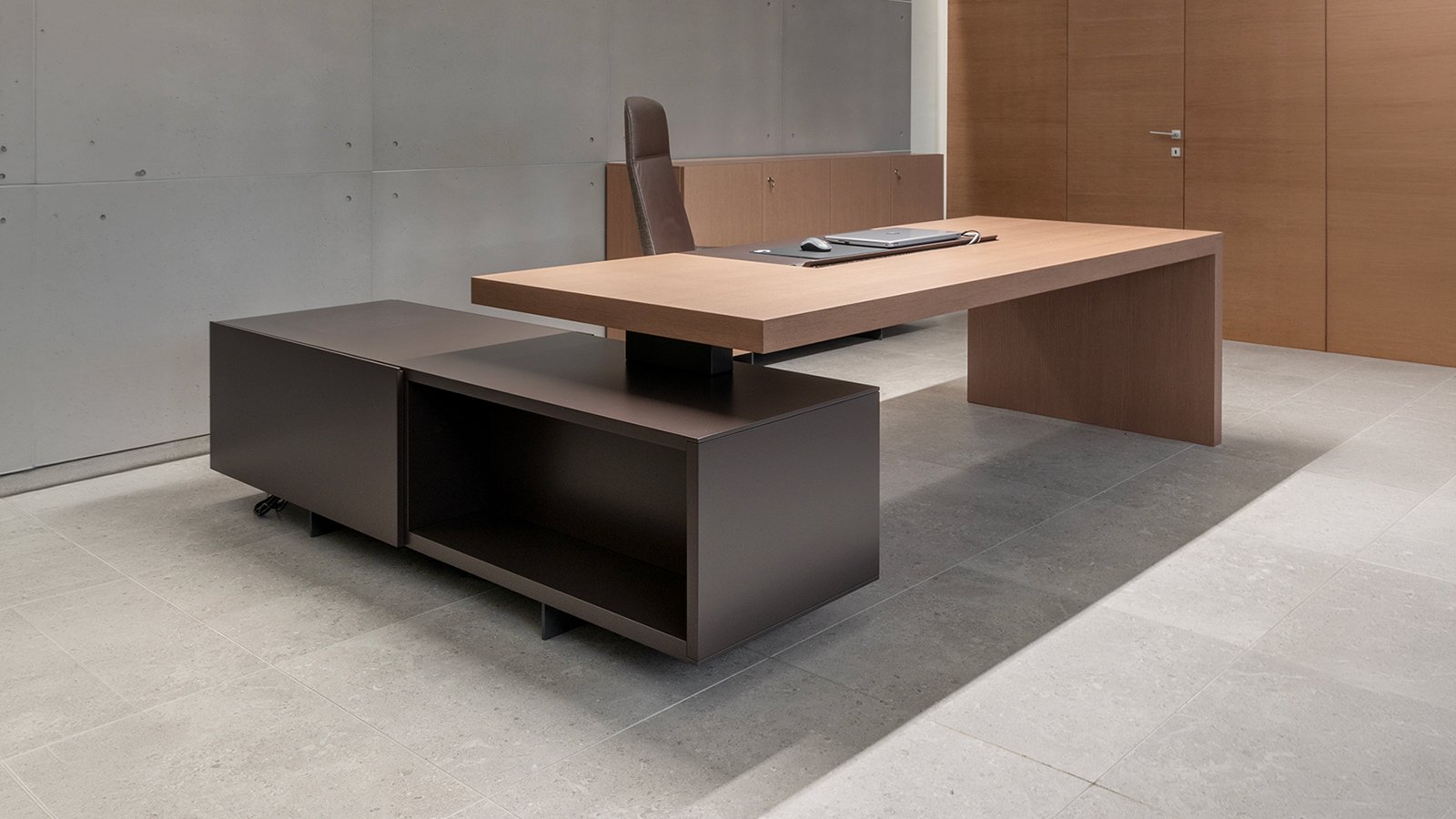 Tecno의 사무용 책상 Asymmetrical, 사이드 캐비닛 위로 뻗은 상판