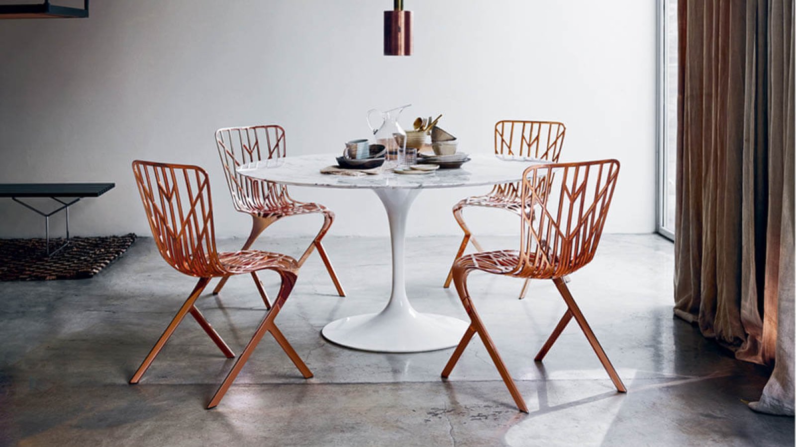 이사회실에 놓인 Knoll 사리넨(Saarinen) 타원형 회의 테이블, 대리석 상판