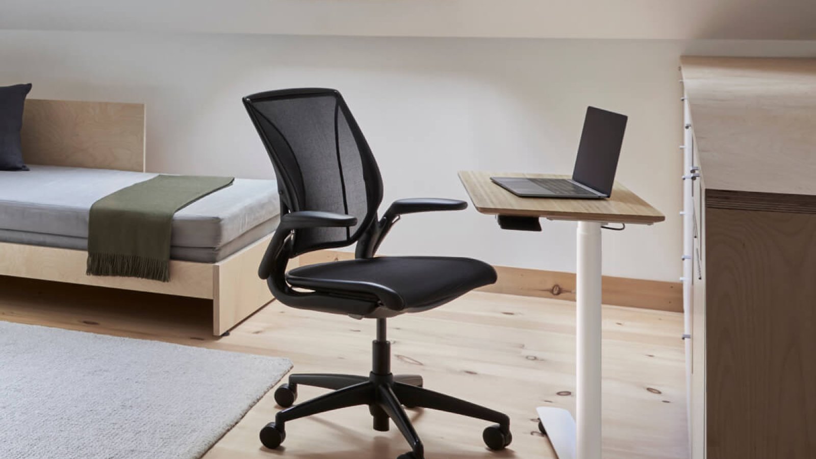 사무용 의자 World LM, Humanscale 제조, 3분할 메시 등받이