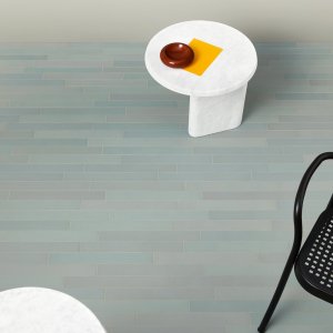 Green 색상 Mews 바닥의 카페 공간과 밝은 원목 테이블