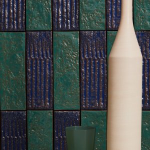 광택 색상의 Mutina Chamotte 유약 브릭 벽