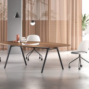 파란색으로 도장된 Archiutti Lay 책상의 U자형 다이캐스트 알루미늄 조인트