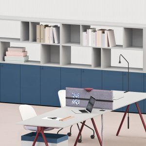 벤치 위에 놓인 Archiutti Lay 책장, 오픈 선반과 여닫이문