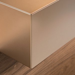 Toki 리셉션 데스크, 월넛 상판과 메탈릭 코퍼 측판