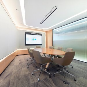 회의 테이블 상석에 놓인 Aston