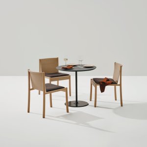 패브릭 셸과 스티치의 Kata Chair