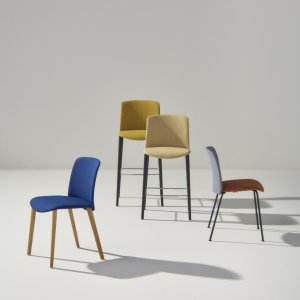 오크 원목 다리의 Mixu 체어(Arper × Gensler)