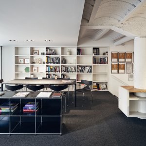 Arper Nuur Office 테이블 아래 설치한 케이블 트레이