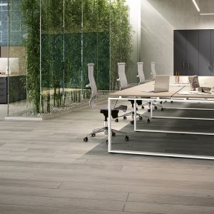 두 책상 사이의 Loft Bridge 수납장
