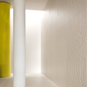 Raw Edges의 흰 Folded로 마감한 욕실