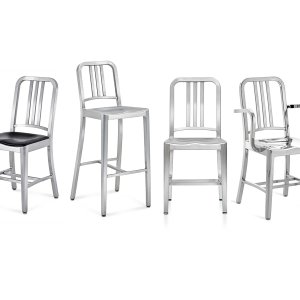 식탁을 둘러싼 Emeco Navy 1006 브러시드 알루미늄 디자인 의자