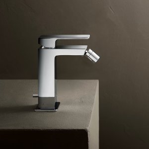 위에서 본 Chrome 마감 Mint 세면 수전과 세면대로 떨어지는 물