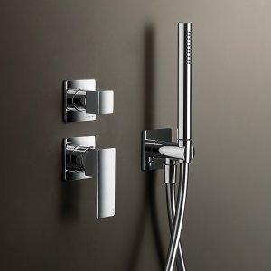 세면대 위 벽에 설치한 Fantini Mint, Matt Black 마감