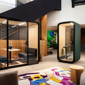 Framery Four 안에서 진행되는 4인 회의
