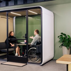 접이식 가구를 갖춘 Framery Four Accessible