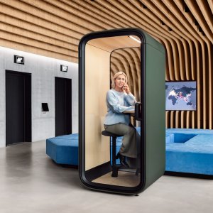 Framery One Compact 내부의 자작나무 합판 테이블