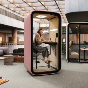 Framery One 내부의 전동 높이 조절 데스크