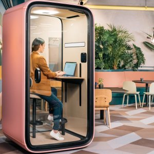 Framery One 내부의 스툴과 이중 발받침