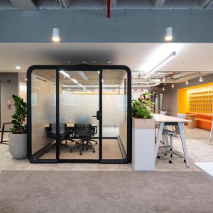 Framery Six 테이블의 터치스크린