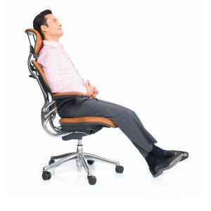 임원 책상 앞의 Humanscale Freedom