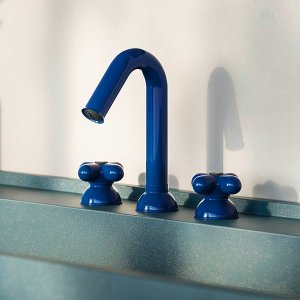 Fantini I Balocchi의 붉은 아치형 토수구 근접 사진