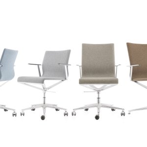 ICF Office의 회의 의자 Stick Chair가 놓인 회의실