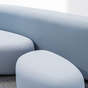 작은 푸프와 중간 푸프가 나란히 놓인 Lisse