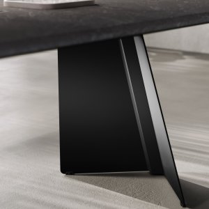 Calacatta 세라믹 상판과 블랙 V자 다리의 Monolith 티 테이블