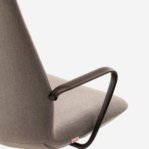 회의실에 놓인 Milani Synua 임원의자
