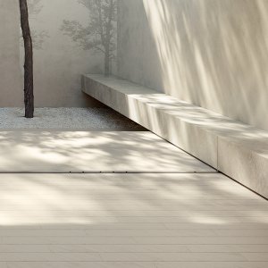 바닥과 벽을 같은 색으로 한 방문객 화장실의 Otto Mutina