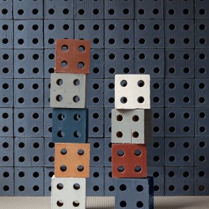 Bloc Blue 벽 앞에 쌓인 색색의 Bloc 블록
