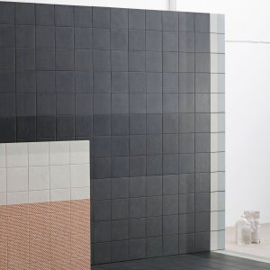 Mutina Tape 컬렉션의 Base Black 타일