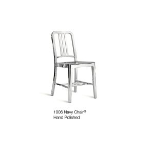 등받이 살 세 개가 보이는 Emeco Navy 의자 정면