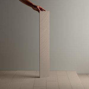 서울 사무실 바닥의 Terra 색 Otto 걸레받이