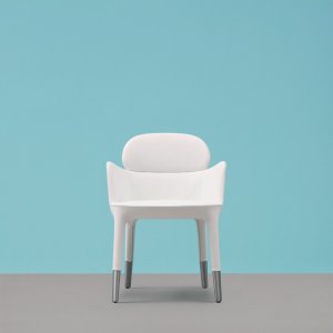 대기 공간에 놓인 Pedrali Ester 699 라운지체어