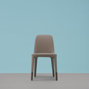 긴 회의 테이블을 따라 늘어선 Ester 의자