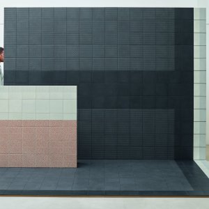 여러 패턴을 섞어 시공한 Mutina Tape 유약 포세린 타일 바닥