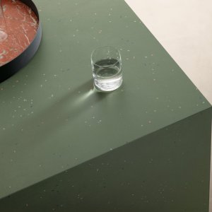세라믹 조각이 박힌 Mutina Primavera 표면