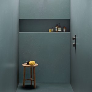 핑크와 블루 조각이 보이는 Primavera Verde 디테일