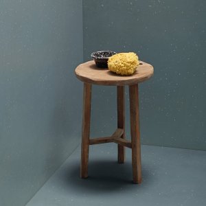 Primavera Bianco 바닥 위의 곡목 의자들