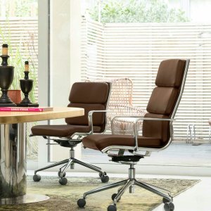 중역 의자: 가로 스티치의 The Season Slim과 크롬 프레임