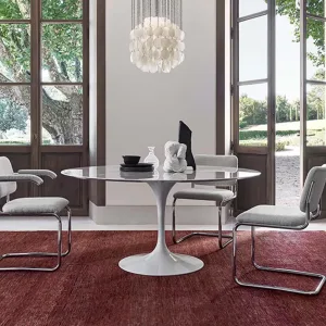 Knoll Saarinen 패밀리의 사이드 테이블이 있는 라운지 코너