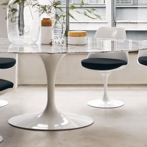 아라베스카토 대리석과 화이트 받침의 Saarinen 원형 테이블
