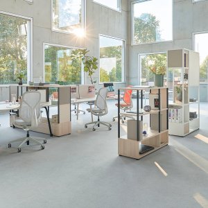 카트에 다섯 개 쌓인 se:kit Sedus 방문객 의자