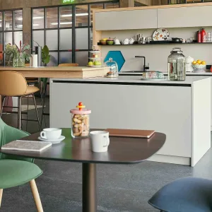 마주 보는 두 하이벤치와 일체형 테이블로 구성된 se:café high diner