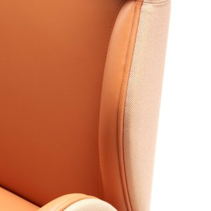 임원의자와 게스트 체어가 마주 놓인 Suoni 구성