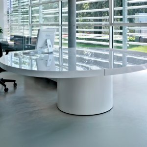 두께 7 cm 상판이 사이드 캐비닛 위에 얹힌 Asymmetrical